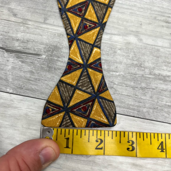 Carrot & Gibbs Gold Pattern Silk Bowtie Bow Tie - Picture 4 of 5